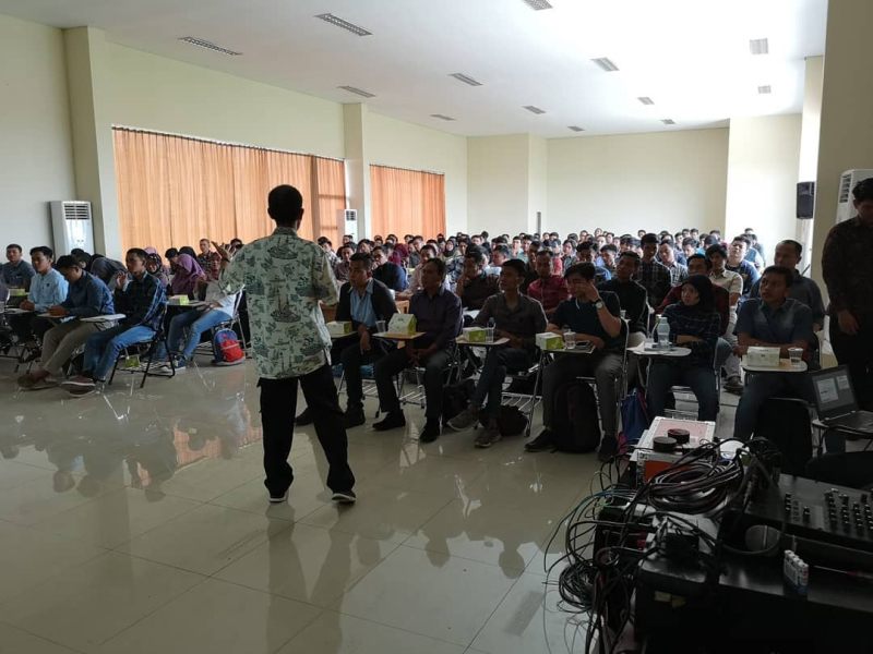 Dosen ITBU sedang mengajar Dosen ITBU sedang mengajar