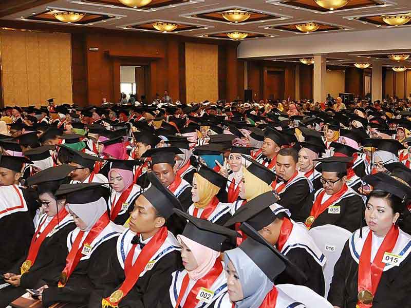 wisuda-universitas-ivet-semarang