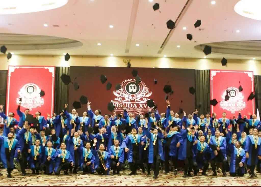 wisuda universitas teknologi Bandung